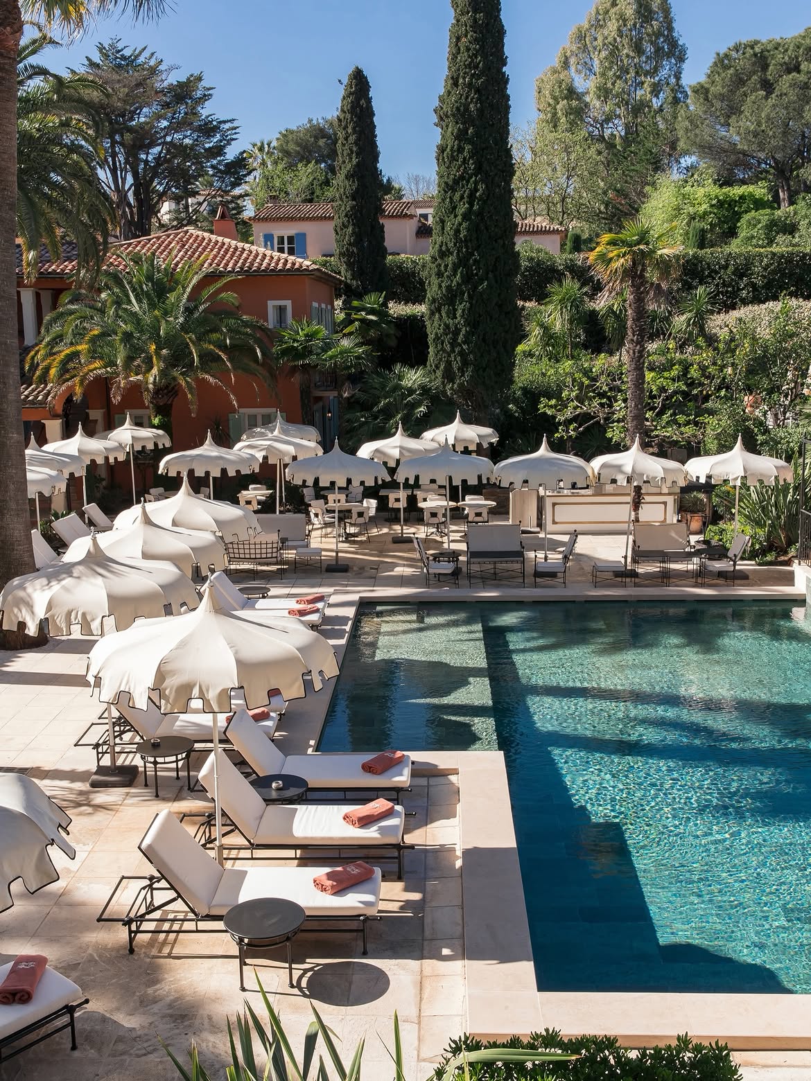 Hotel boutique con piscina, jardines y arquitectura mediterránea